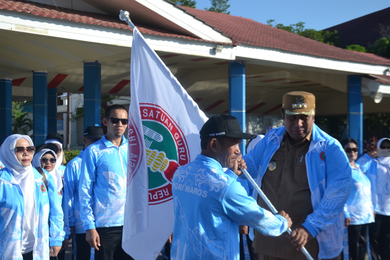 Lepas Kontingen PORSENIJAR VII ke Sidrap, Bupati Maros: Bawa Pulang Prestasi dan Jaga Sportivitas!