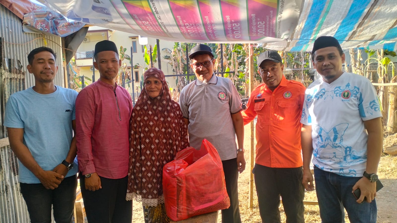 Wujud Kepedulian, PGRI Maros Salurkan Donasi untuk Korban Kebakaran di Simbang Melalui Tim "TABE"