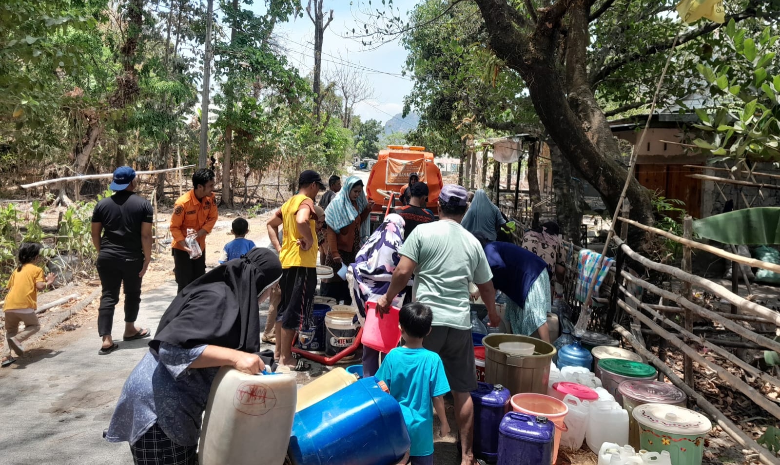 Penyambung Asa di Tengah Kemarau Ekstrem, TABE PGRI Maros Dirikan Aksi Peduli Air Bersih untuk Warga dan Sekolah