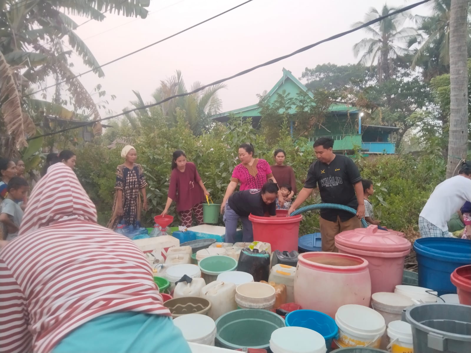 Wujud Kepedulian, Pengurus PGRI Marusu Terjun Langsung Salurkan Air Bersih ke Warga Terdampak Kekeringan