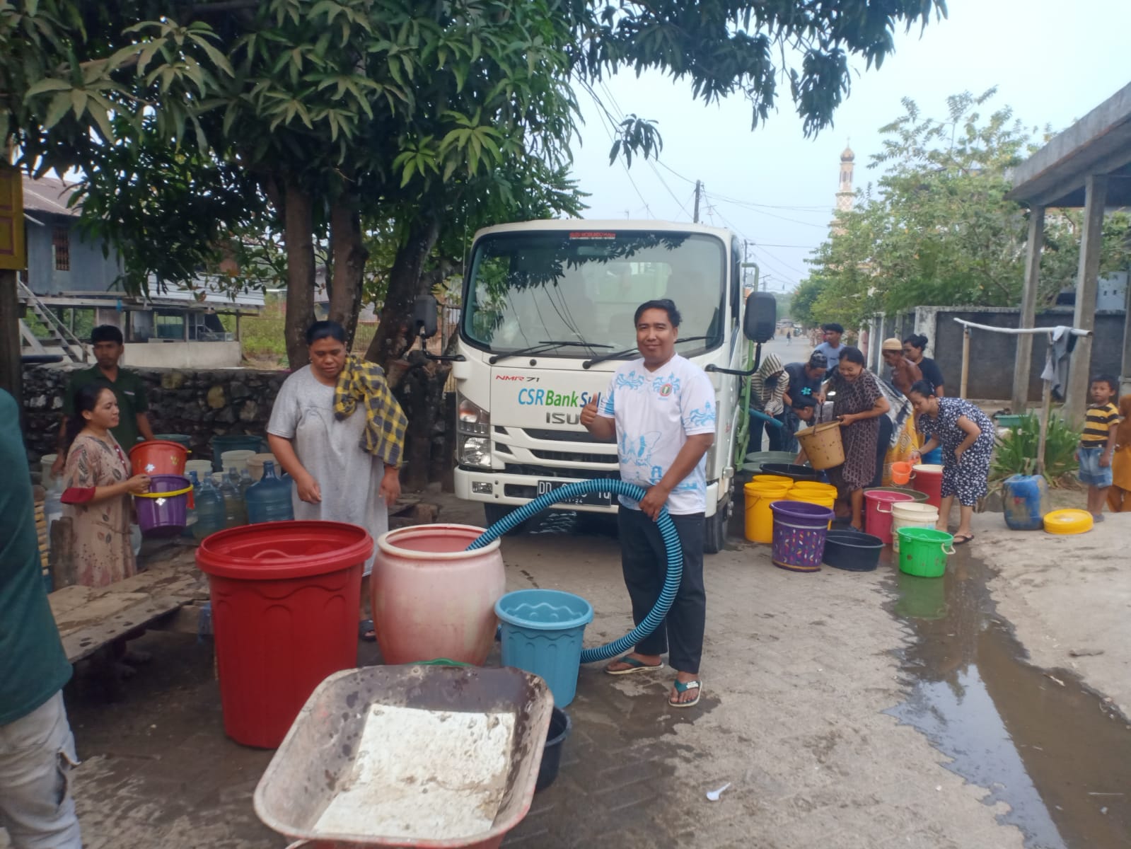 Aksi Tanggap Kekeringan: Sekretaris Cabang PGRI Marusu Salurkan Bantuan Air Bersih ke Warga